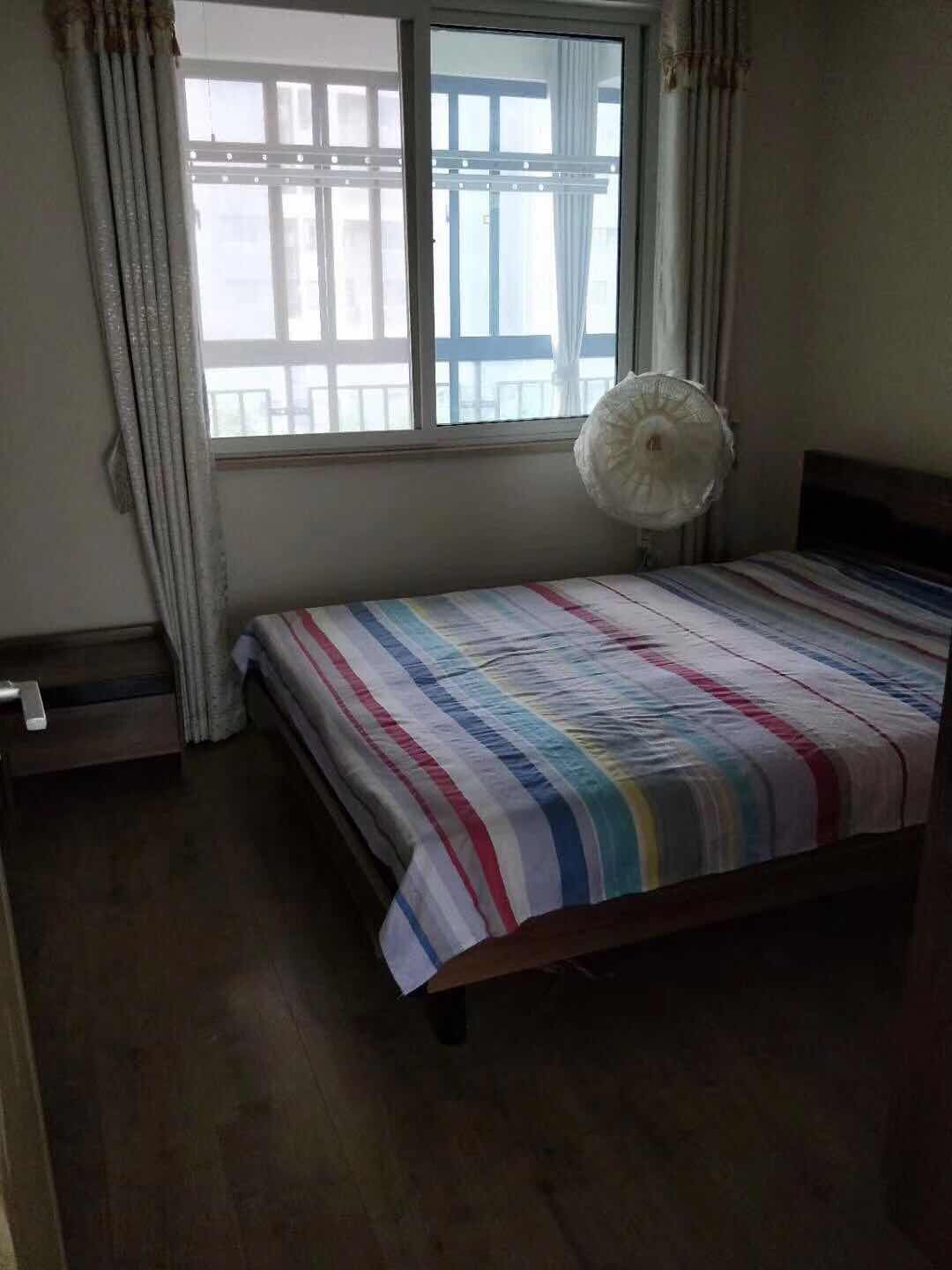 世纪雅苑精装电梯房，两证齐全，拎包入住!