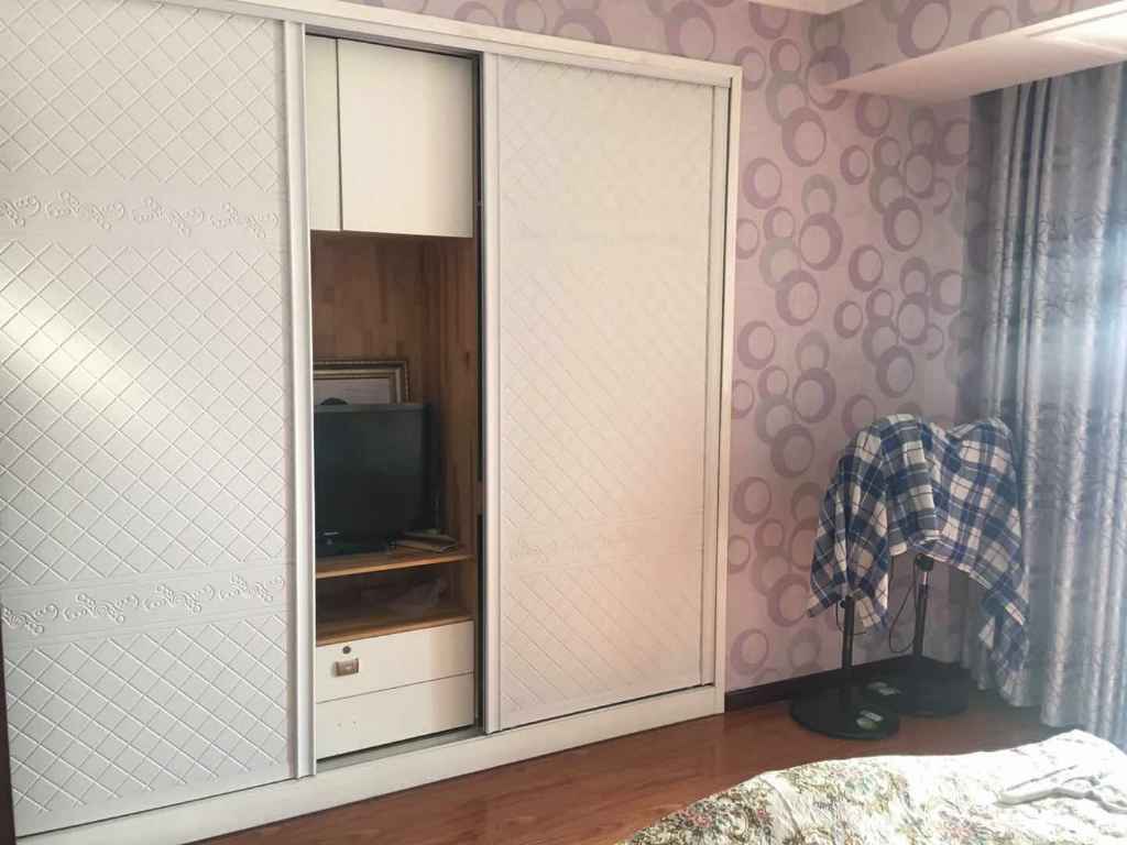 金诚花苑豪装大三房，两证满5年，可随时过户！