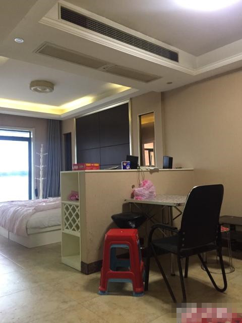 时代广场精装两房，楼层好，朝向好，两证齐全！