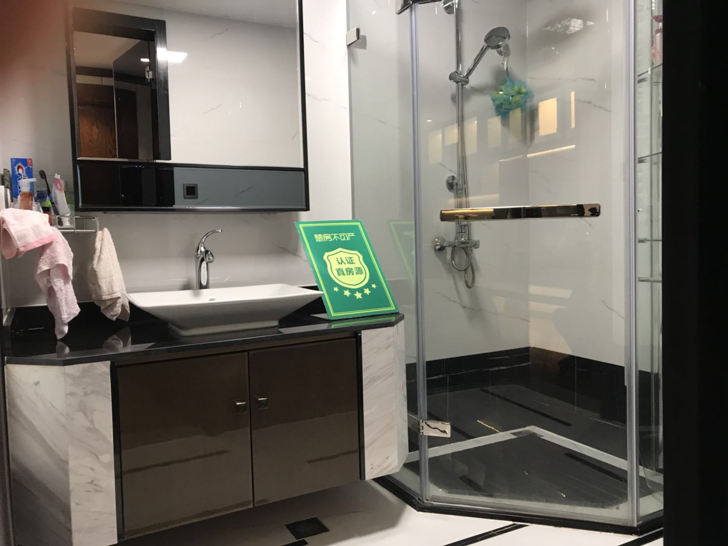 绿地华庭  联排别墅 豪华装修  后面带温馨庭院 看中即签 证件满两年