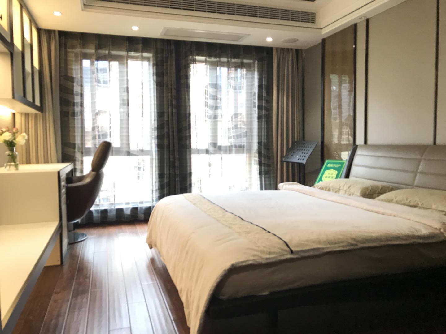 绿地华庭联排别墅 装修后面带温馨庭院看中即签证件满两年