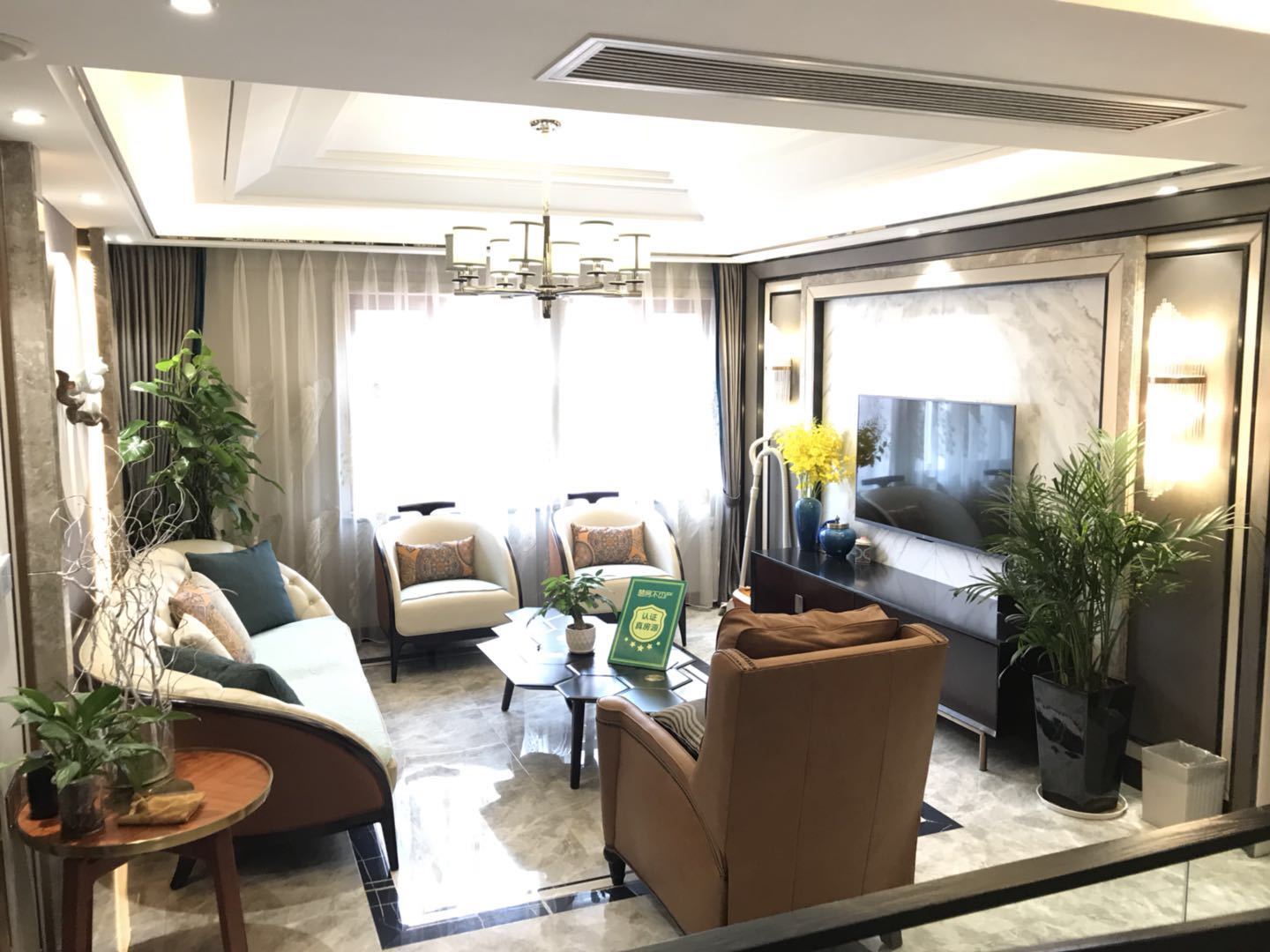 绿地华庭联排别墅 装修后面带温馨庭院看中即签证件满两年