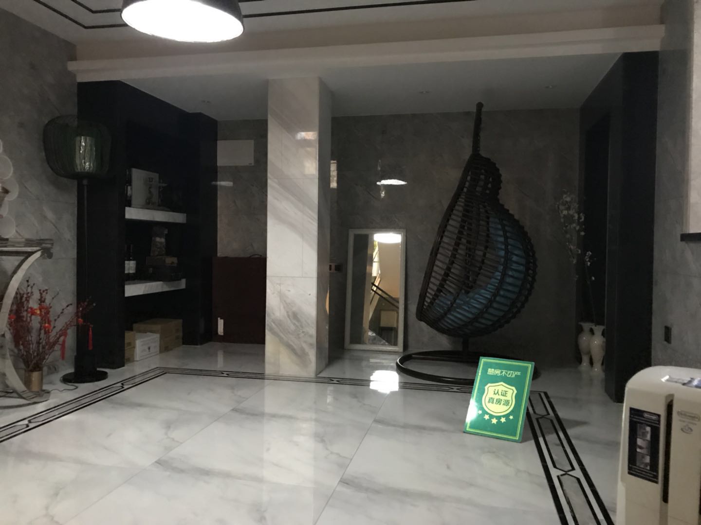 绿地华庭联排别墅 装修后面带温馨庭院看中即签证件满两年