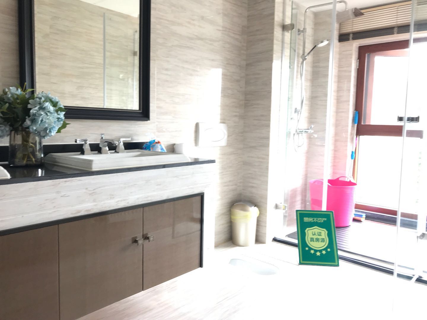 绿地华庭联排别墅 装修后面带温馨庭院看中即签证件满两年