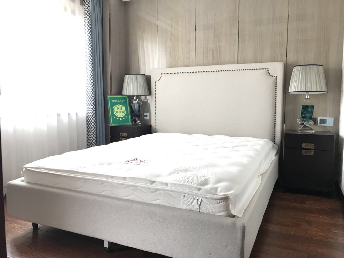 绿地华庭联排别墅 装修后面带温馨庭院看中即签证件满两年