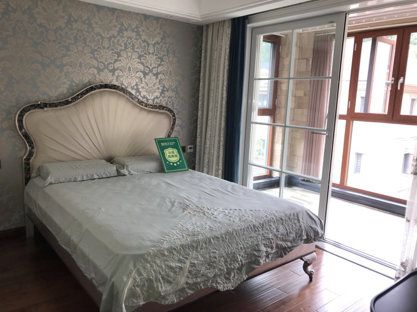 绿地华庭联排别墅 装修后面带温馨庭院看中即签证件满两年