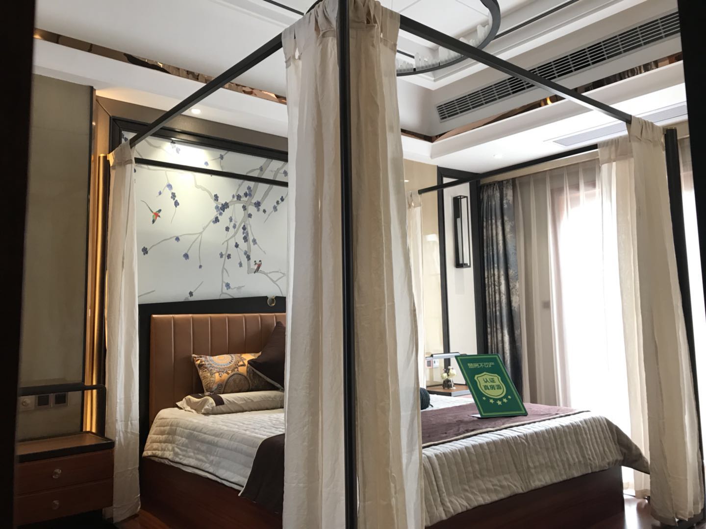 绿地华庭联排别墅 装修后面带温馨庭院看中即签证件满两年