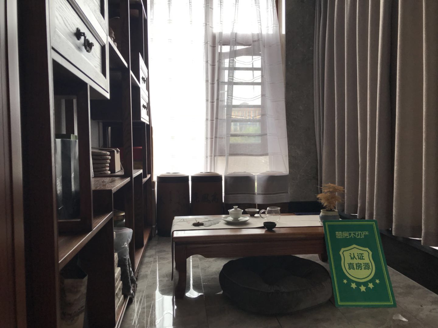 绿地华庭联排别墅 装修后面带温馨庭院看中即签证件满两年