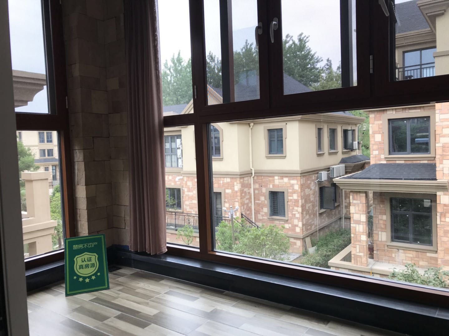 绿地华庭联排别墅 装修后面带温馨庭院看中即签证件满两年