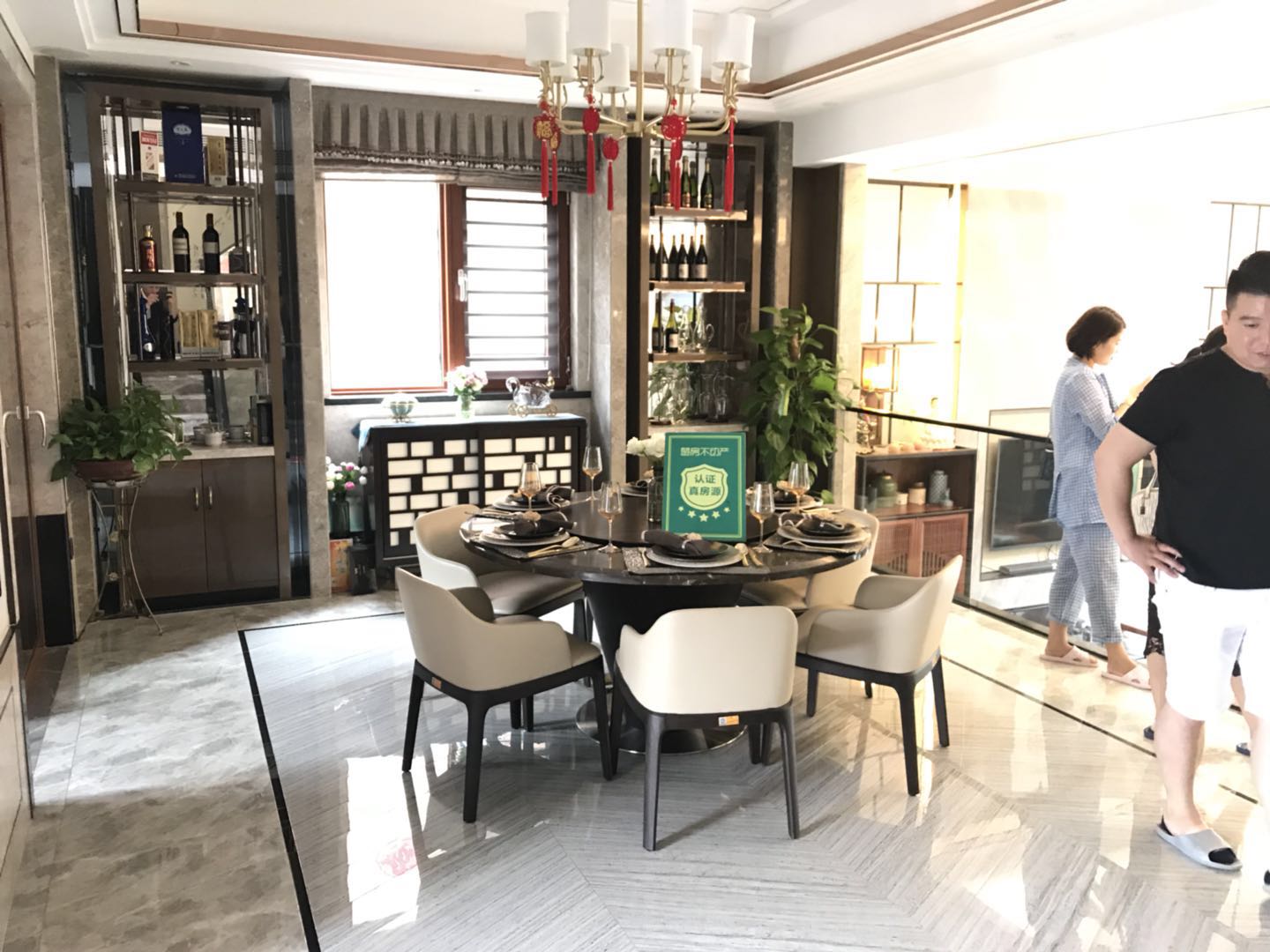 绿地华庭联排别墅 装修后面带温馨庭院看中即签证件满两年