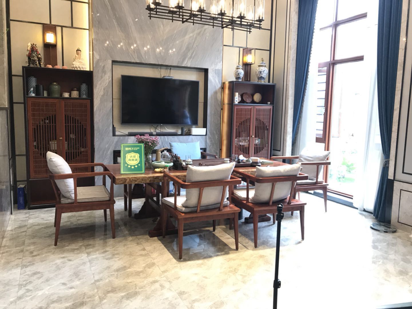 绿地华庭联排别墅 装修后面带温馨庭院看中即签证件满两年