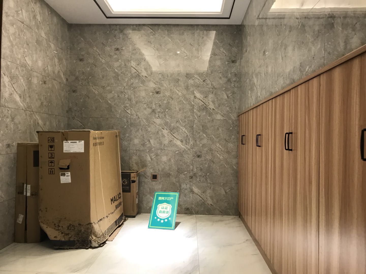 绿地华庭联排别墅 装修后面带温馨庭院看中即签证件满两年