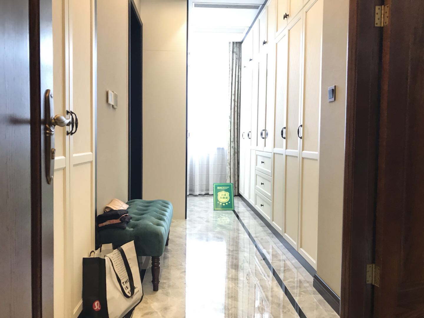 绿地华庭联排别墅 装修后面带温馨庭院看中即签证件满两年