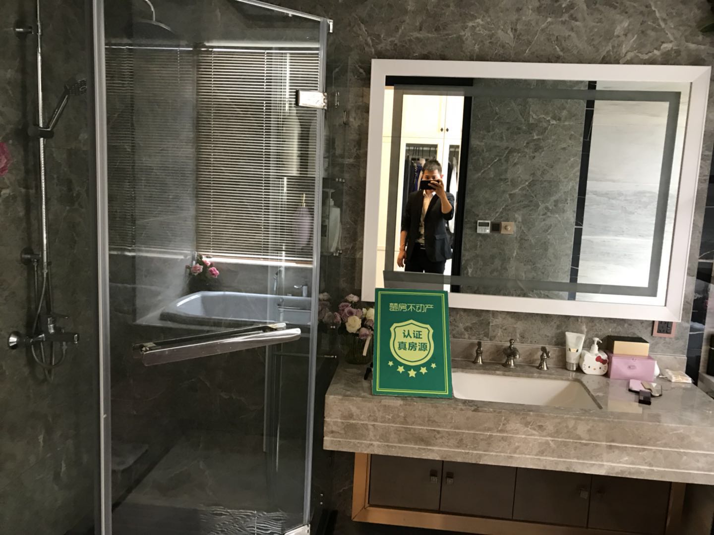 绿地华庭联排别墅 装修后面带温馨庭院看中即签证件满两年