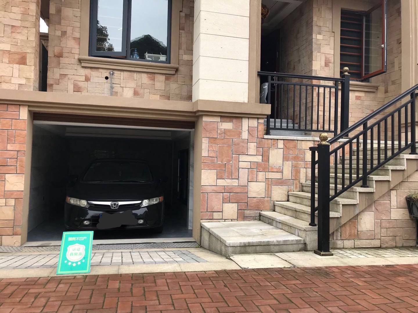 绿地华庭联排别墅 装修后面带温馨庭院看中即签证件满两年