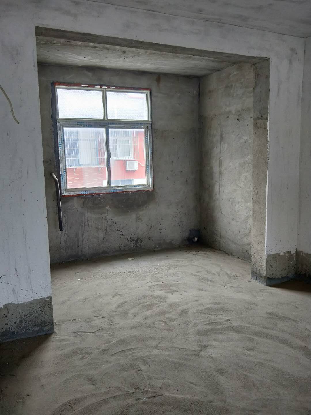 宏大小区毛坯现房，可贷款，两证满5！省税！