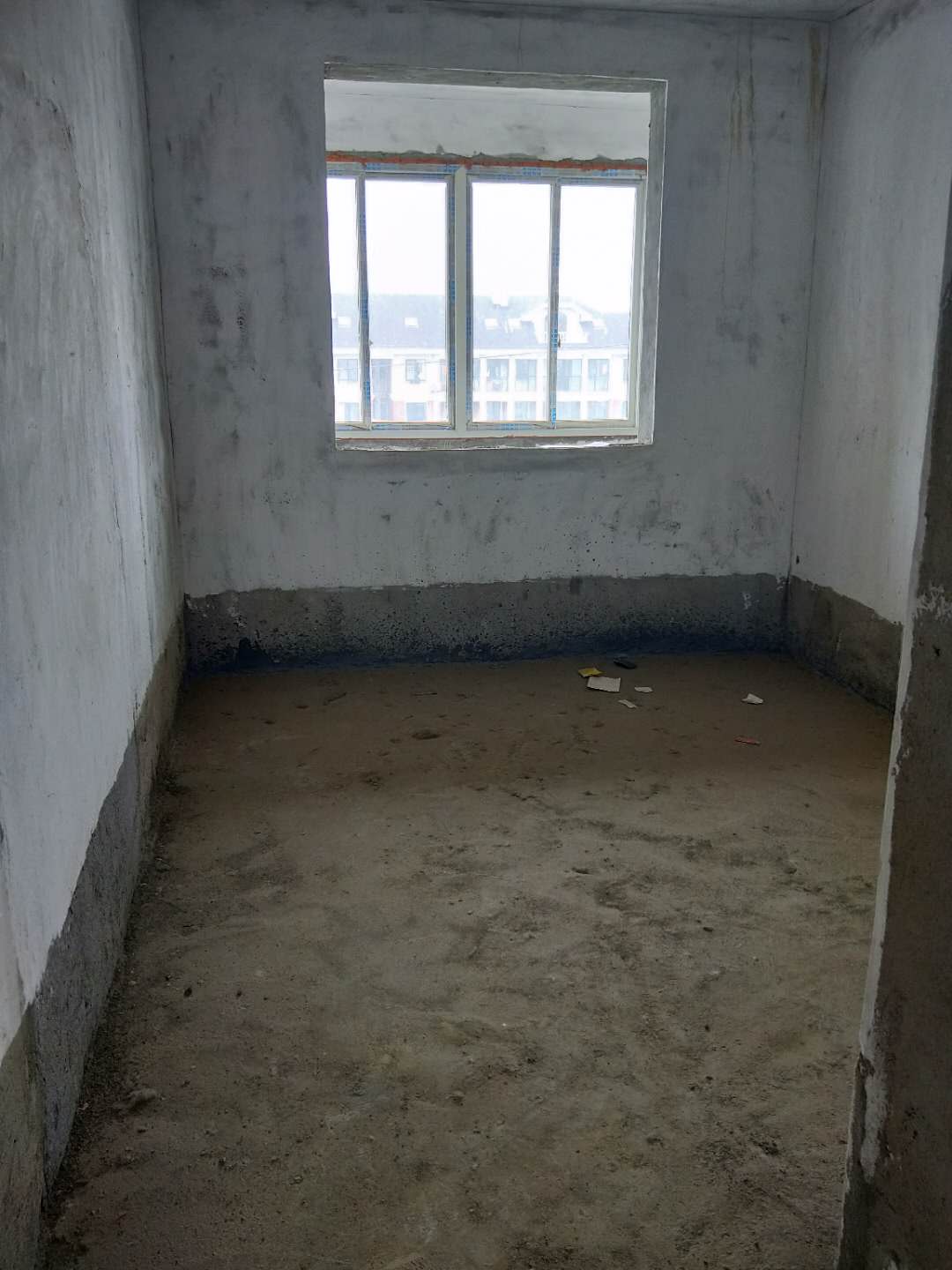 宏大小区毛坯现房，可贷款，两证满5！省税！