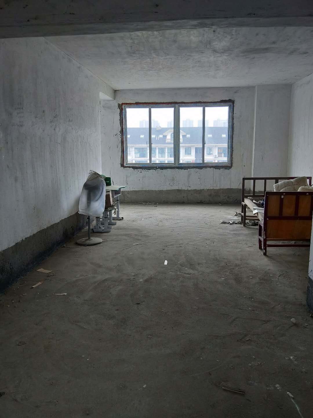 宏大小区毛坯现房，可贷款，两证满5！省税！