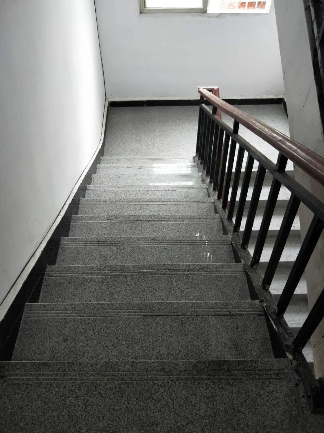 宏大小区毛坯现房，可贷款，两证满5！省税！