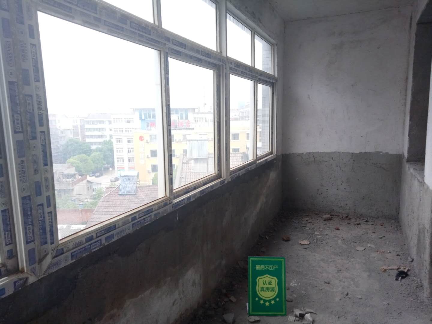 客运总站附近    豪泰家园 大三房可改四房  毛坯   证件满5税费低 真正的白菜价 能贷款