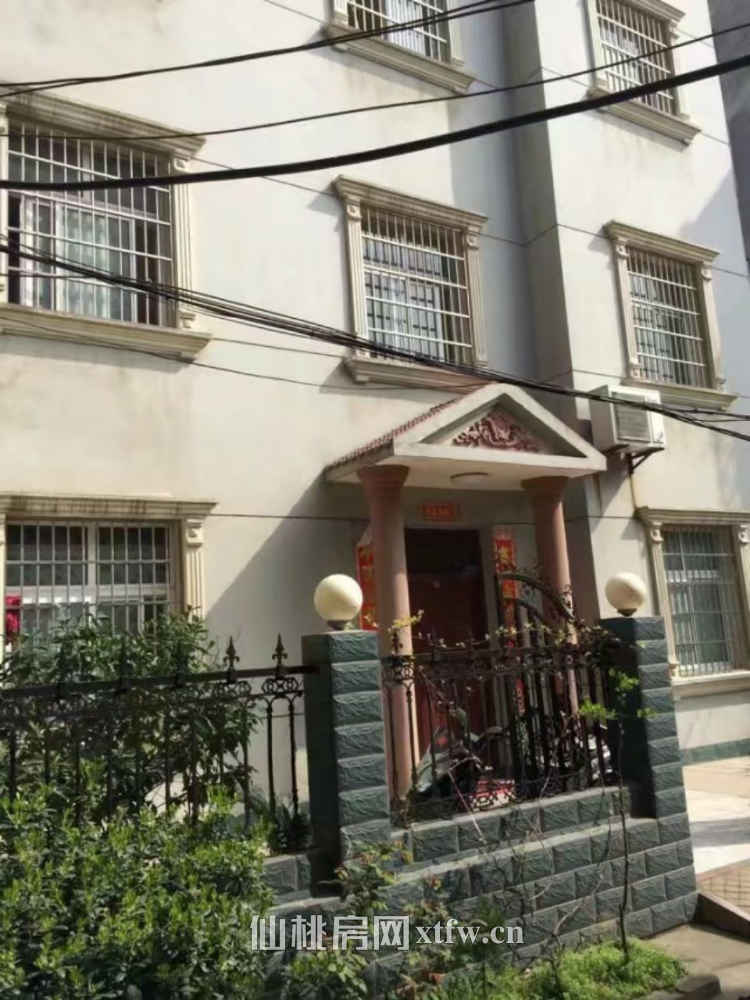 仙桃中学附近报社对面