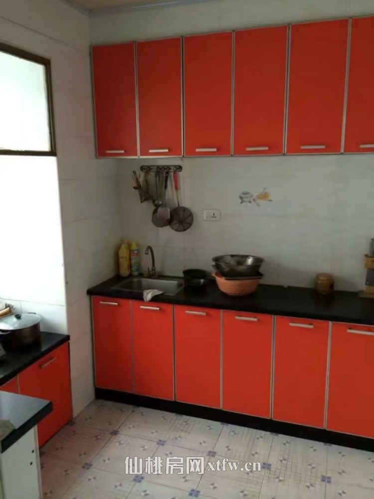 仙桃中学附近报社对面