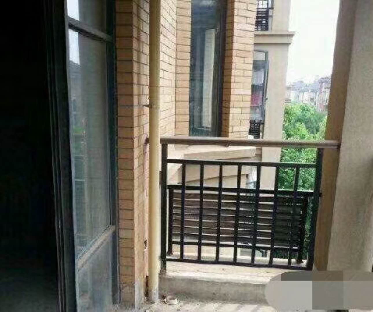 绿地华庭毛坯现房，环境美丽哦