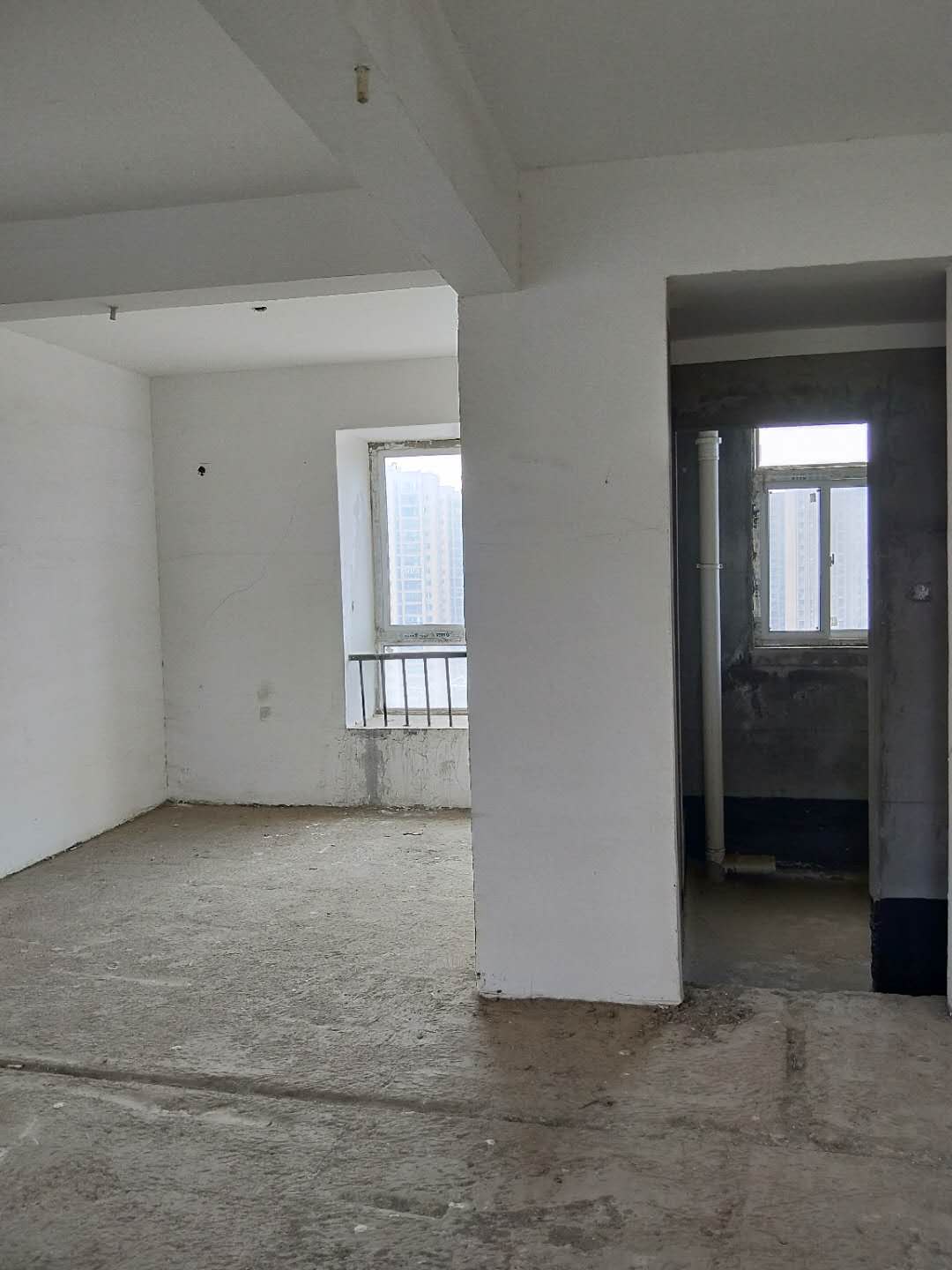 世纪雅园毛坯三房，证件齐全，价格美丽！