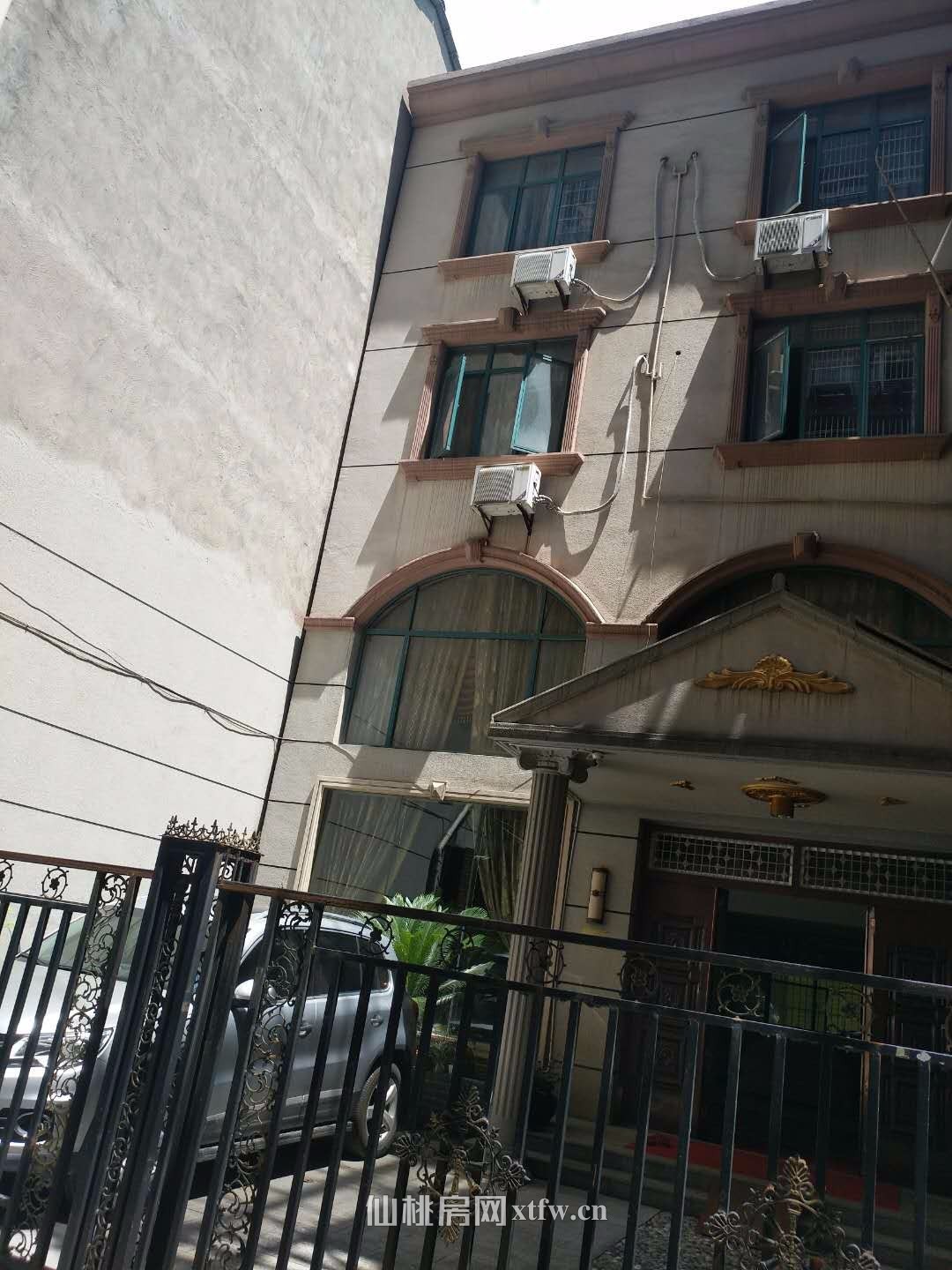 自建四层楼房、别墅式样。