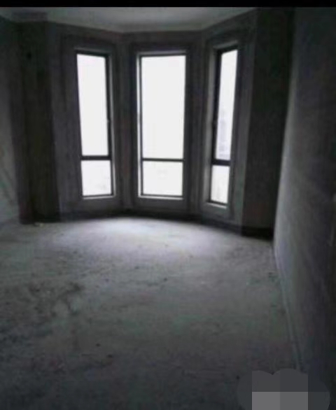 绿地华庭毛坯小三房，环境好，证件齐全！