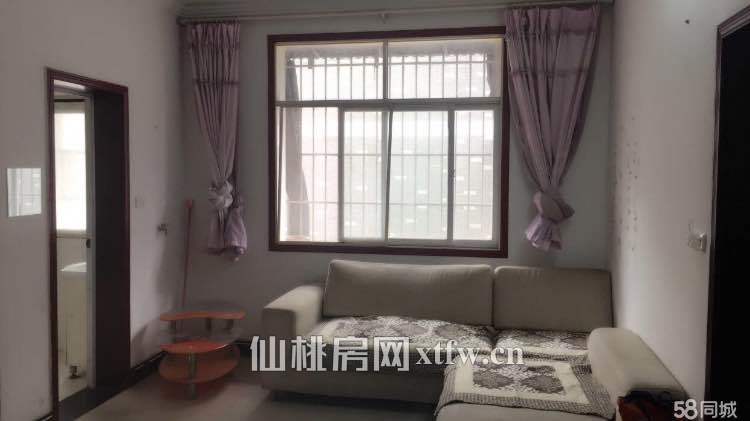 公安局后面小区房，临步行街，辐射市政广场，武商，仙商，南城新区，相关xuexiao。离哪都近，公交站点多，闹中取静,拧包入住。