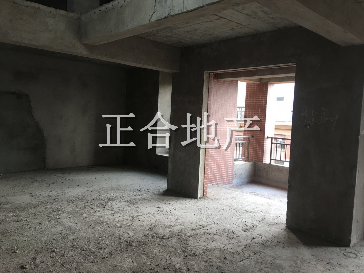 新城一号五期复式楼毛坯，大四房，价格优！