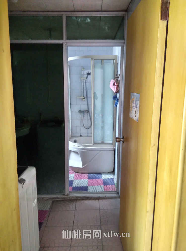 汉江酒店旁，有不动产证，南北通透，价格面议。（不久可能加电梯）