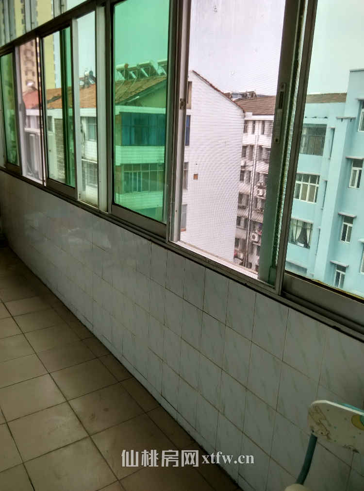 汉江酒店旁，有不动产证，南北通透，价格面议。（不久可能加电梯）