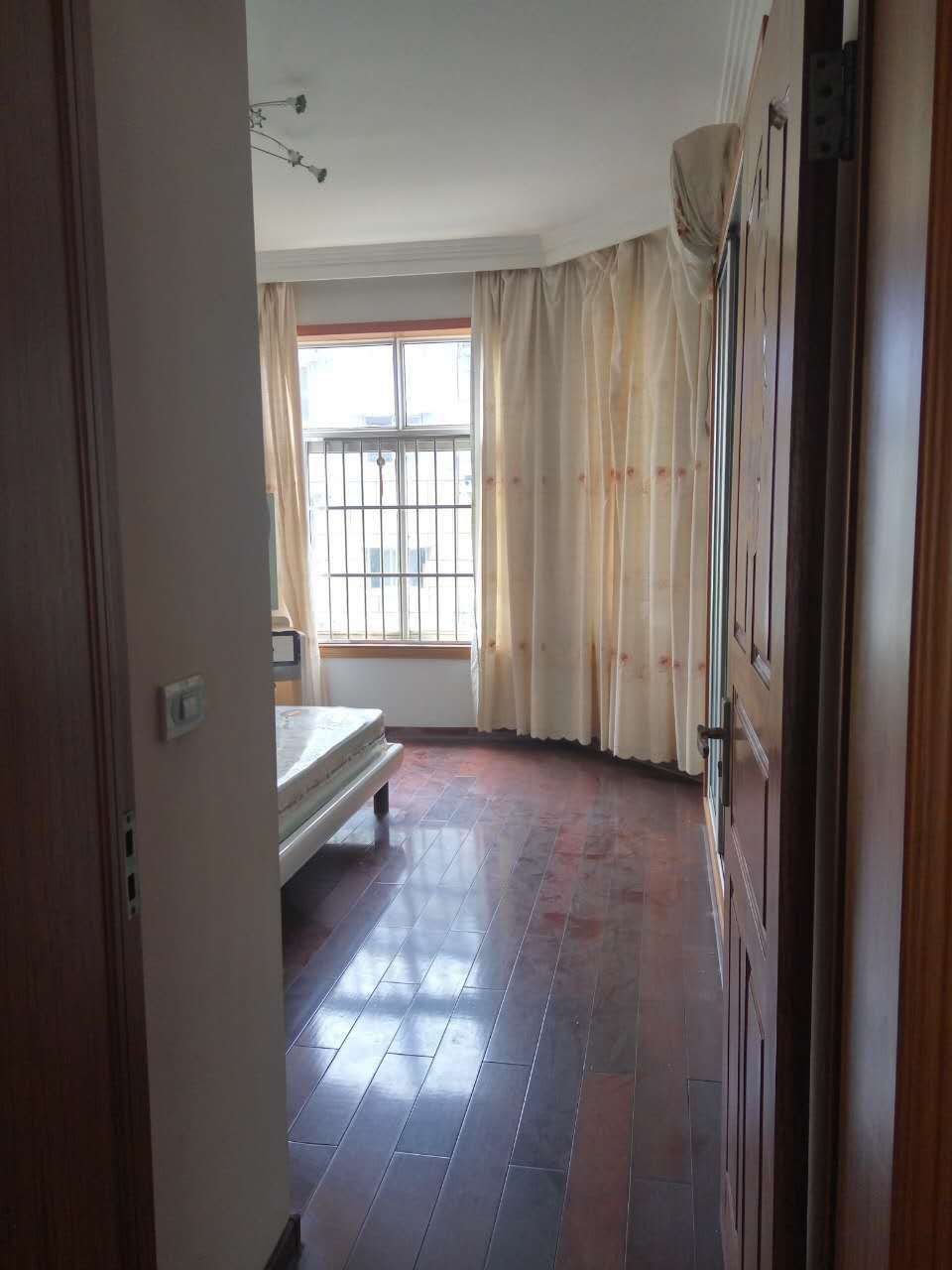 宏运名居现房，装修好，两证满2年！