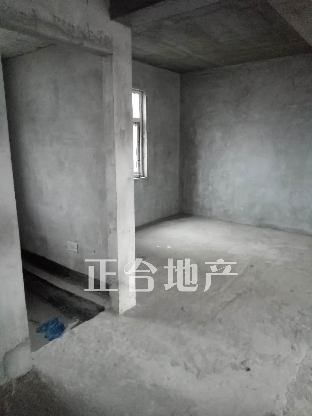 英伦名邸毛坯，证件齐全，可过户！