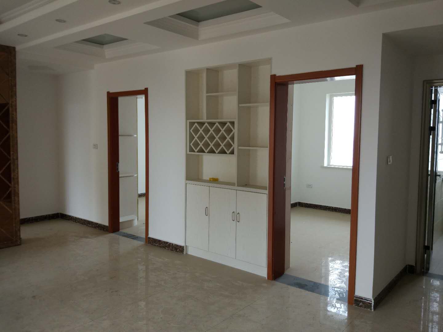 森林国际城精装三房，楼层好，证件齐全！