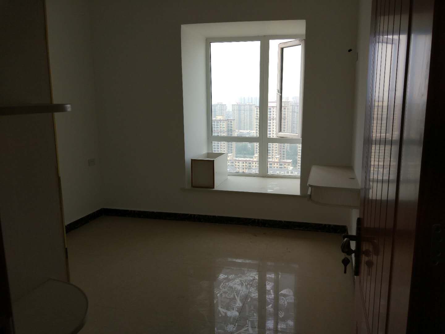 森林国际城精装三房，楼层好，证件齐全！