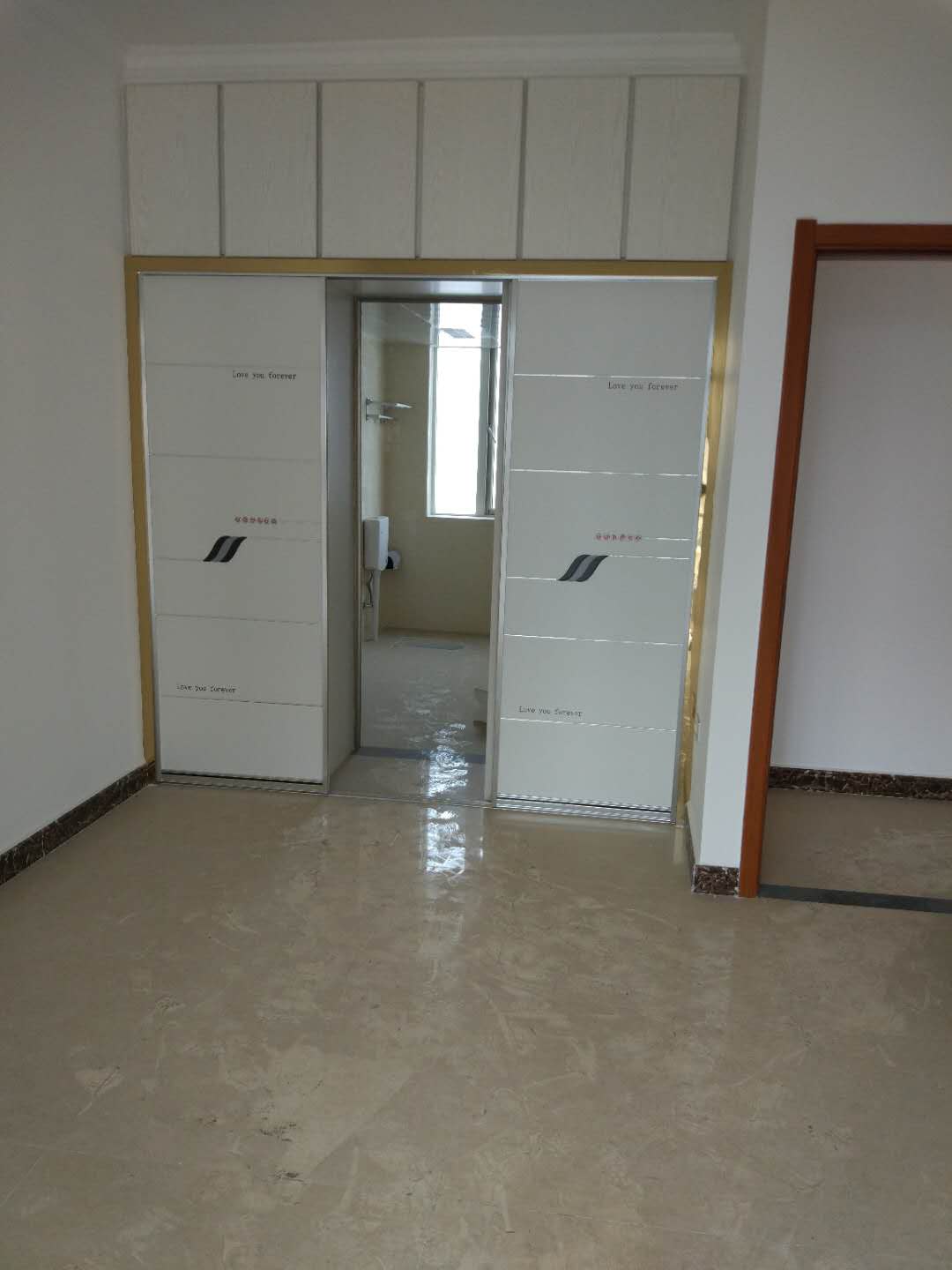 森林国际城精装三房，楼层好，证件齐全！