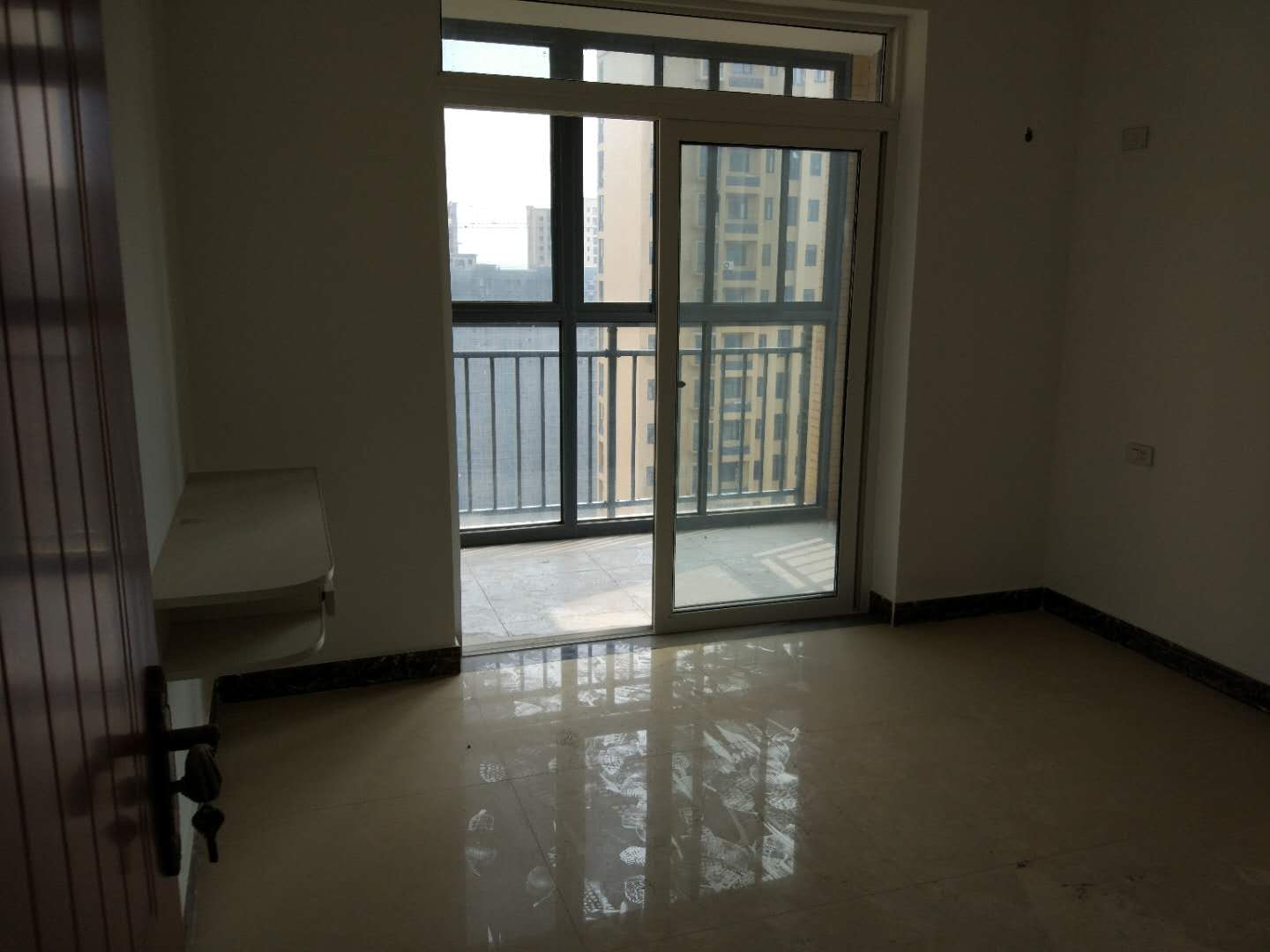 森林国际城精装三房，楼层好，证件齐全！