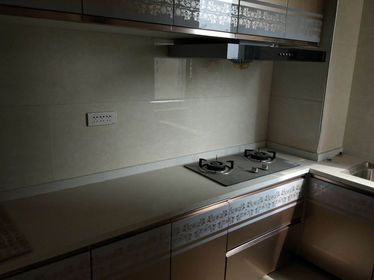 森林国际城精装三房，楼层好，证件齐全！