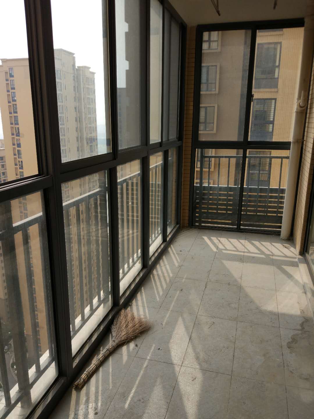 森林国际城精装三房，楼层好，证件齐全！