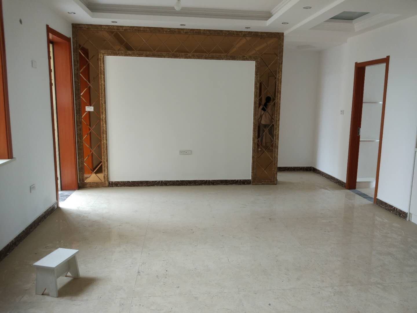 森林国际城精装三房，楼层好，证件齐全！