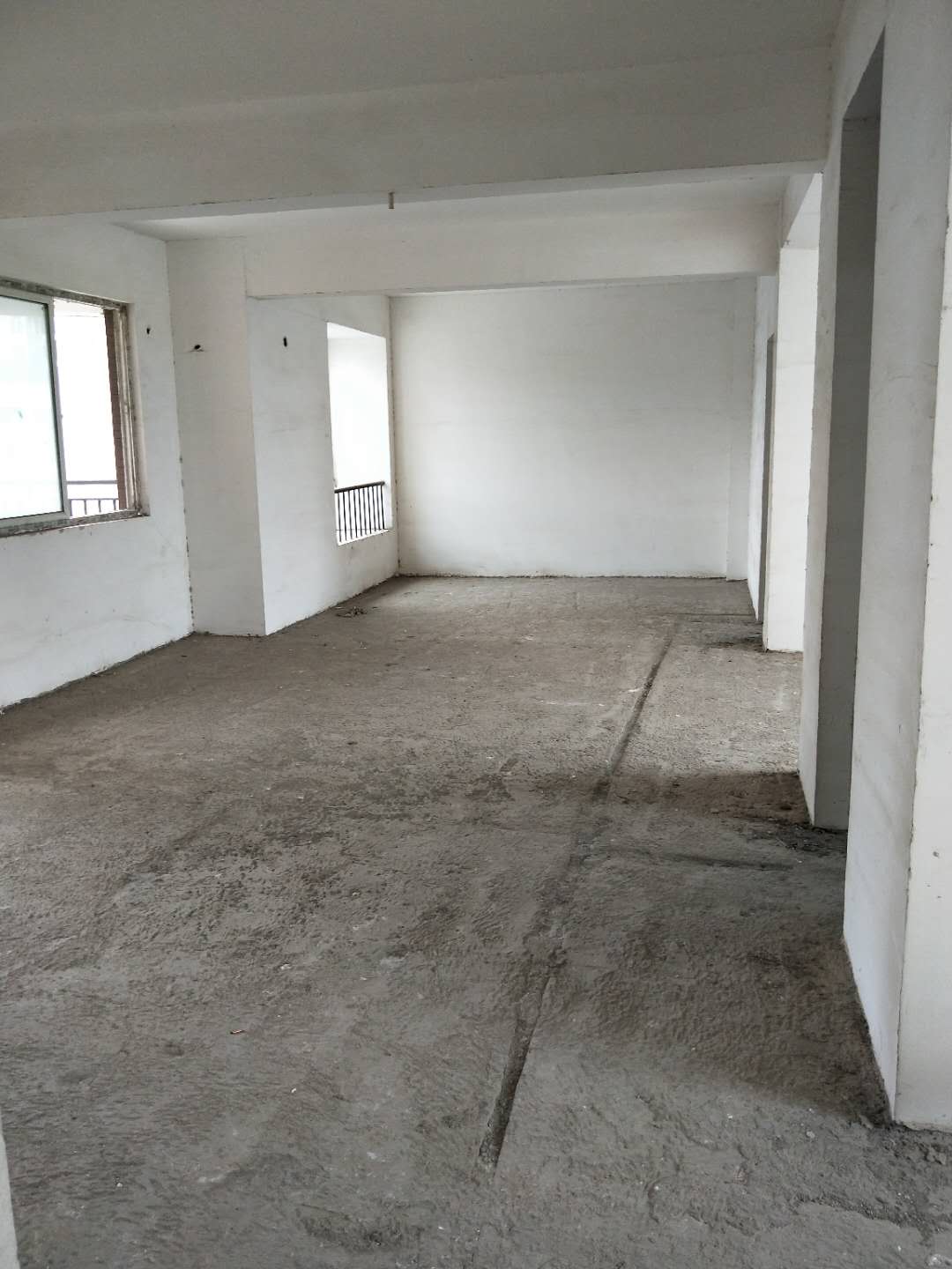 世纪雅园毛坯三房，证件齐全，价格美丽！