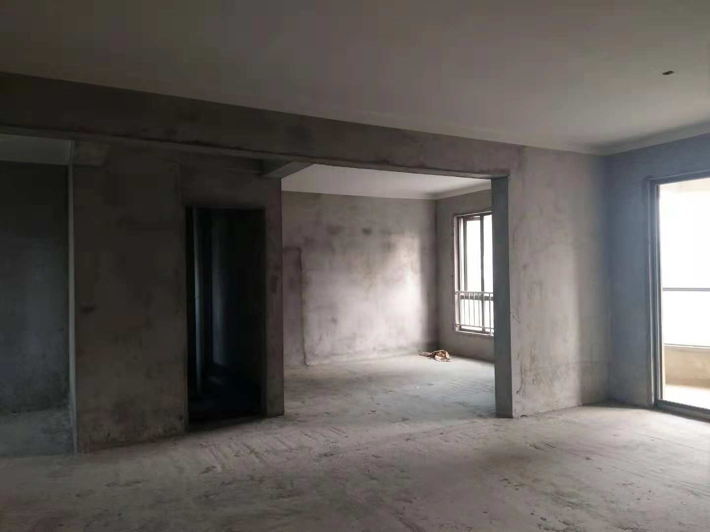 御台公馆毛坯三房，证件齐全满2年， 可看房！