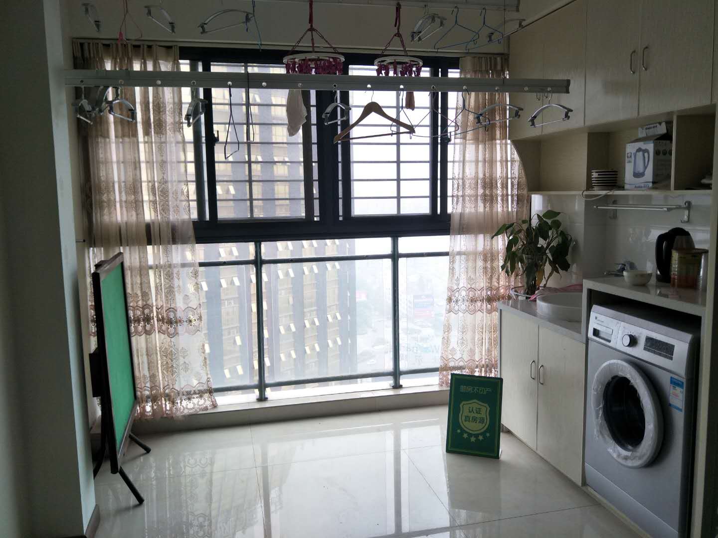 城南沃尔玛楼上新天地国际广场地段好生活便利中高楼层精装修三房诚意出售七十年产权！！