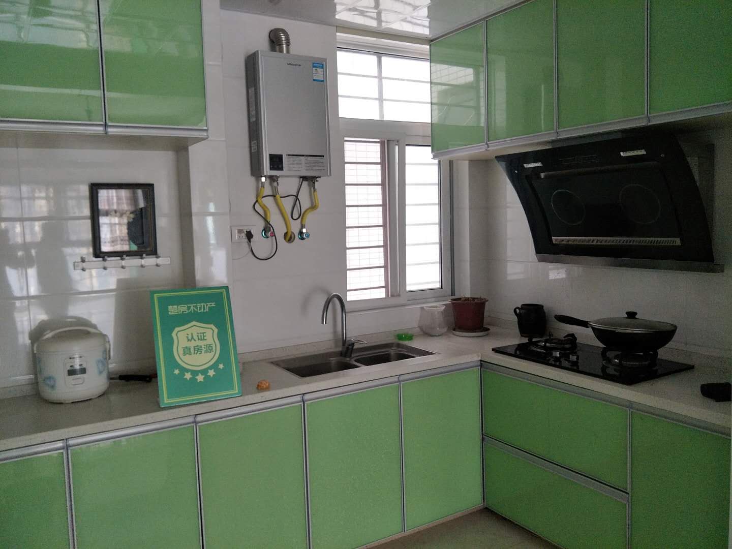 城南沃尔玛楼上新天地国际广场地段好生活便利中高楼层精装修三房诚意出售七十年产权！！