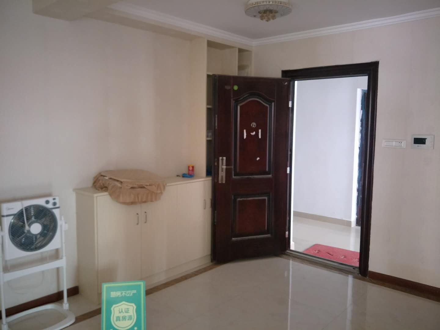 城南沃尔玛楼上新天地国际广场地段好生活便利中高楼层精装修三房诚意出售七十年产权！！