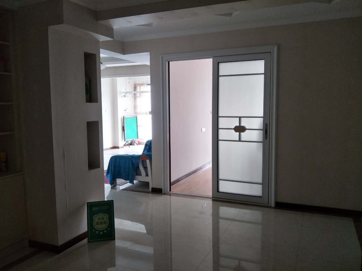 城南沃尔玛楼上新天地国际广场地段好生活便利中高楼层精装修三房诚意出售七十年产权！！