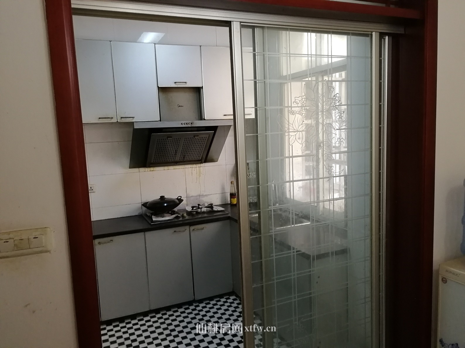 通海口好地段精装修厅式房（带车库）